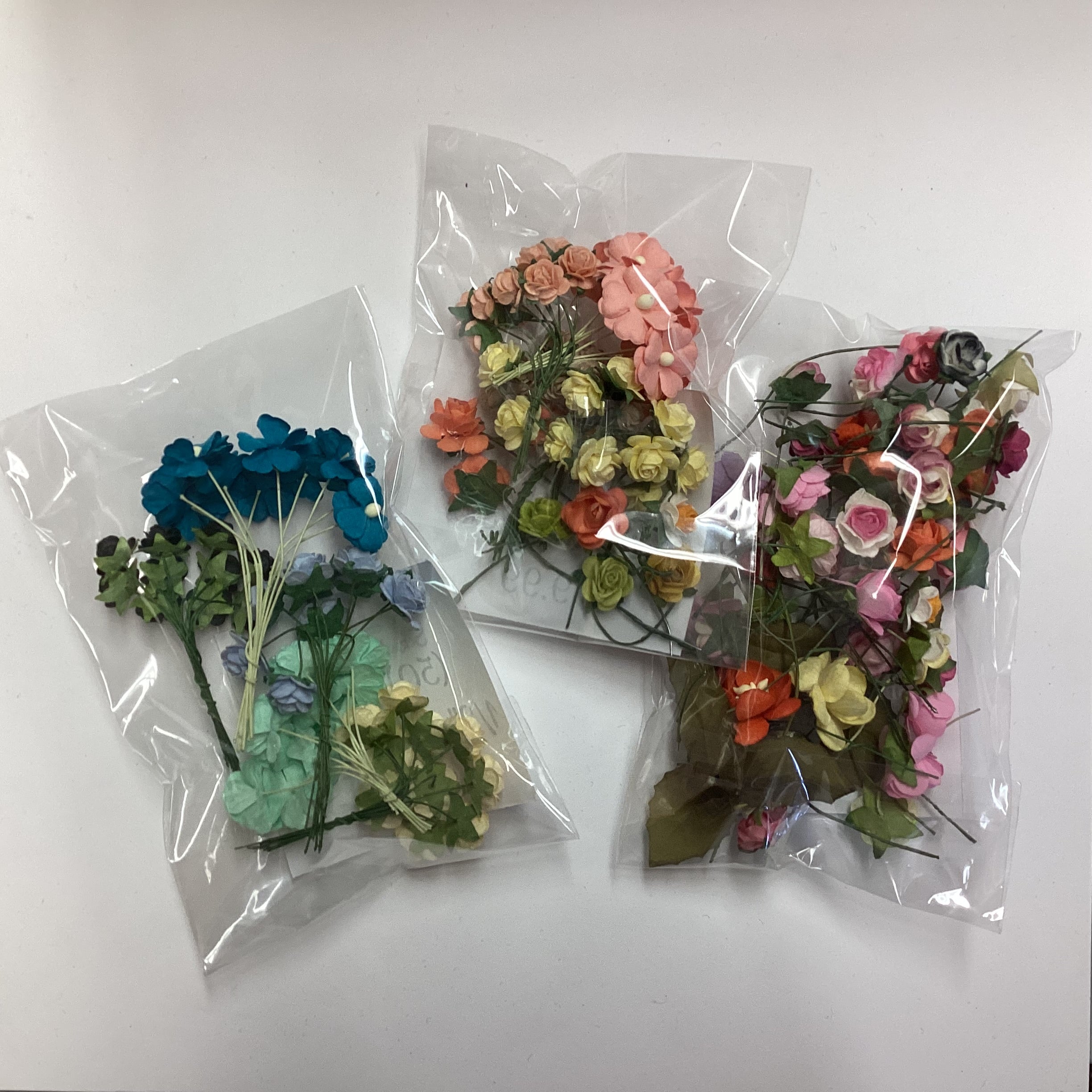 880DFD07-B59F-479D-AF7D-357D48ABCD66.jpg Scrapbooksrus 1/2” MINI ROSES 50pc Flowers - Image 1