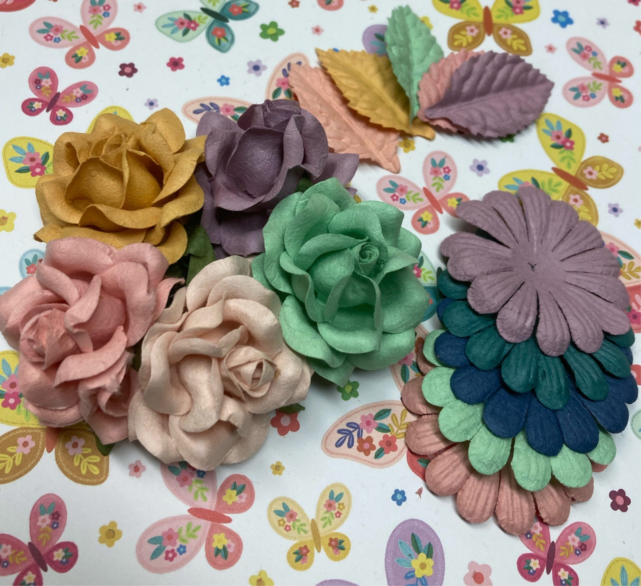 image_a75bc8c8-edd2-4c0a-943f-8fa66aab3655.jpg Sweet Roses 4” Leaves and Daisies PAIGE EVANS BLOOMING WILD 15pc - Image 1